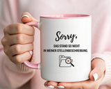 Sorry Das Stand So Nicht In Meiner Stellenbeschreibung Coffee Mug, Funny German Office Joke Gift for Coworkers, Sarcastic Job Description Ceramic Tea Cup with Pink Handle